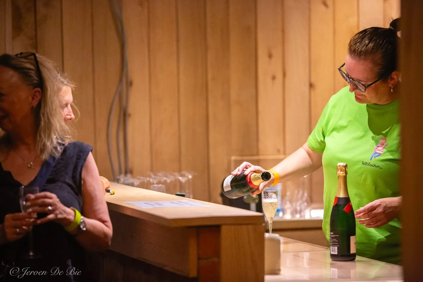 Vrijwilliger schenkt bubbels aan de bar