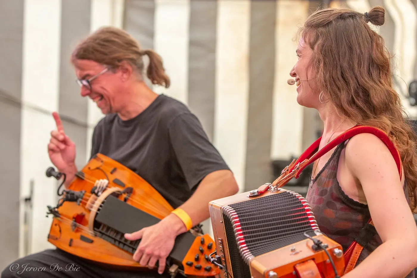 Muzikanten met draailier en accordeon op het podium