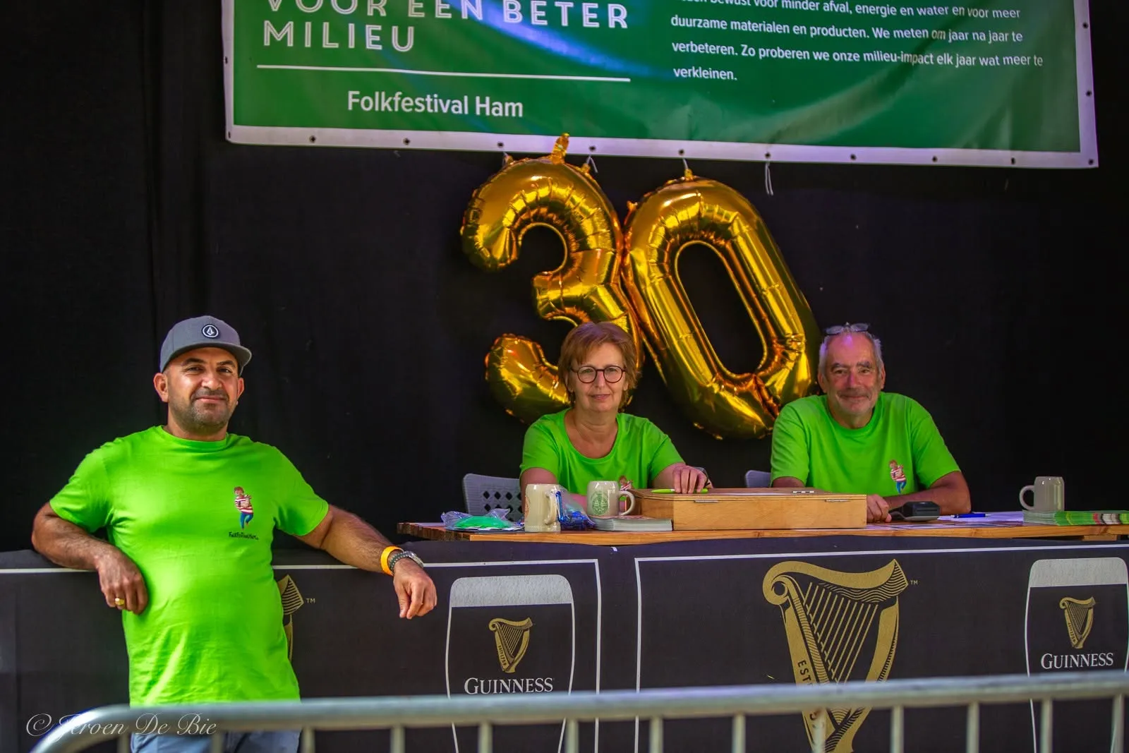 Vrijwilligers aan het onthaal bij 30 jaar Folkfestival Ham