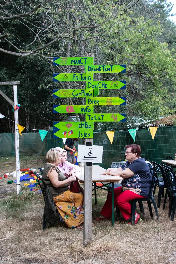 Houten wegwijzers op het festivalterrein in Genebos